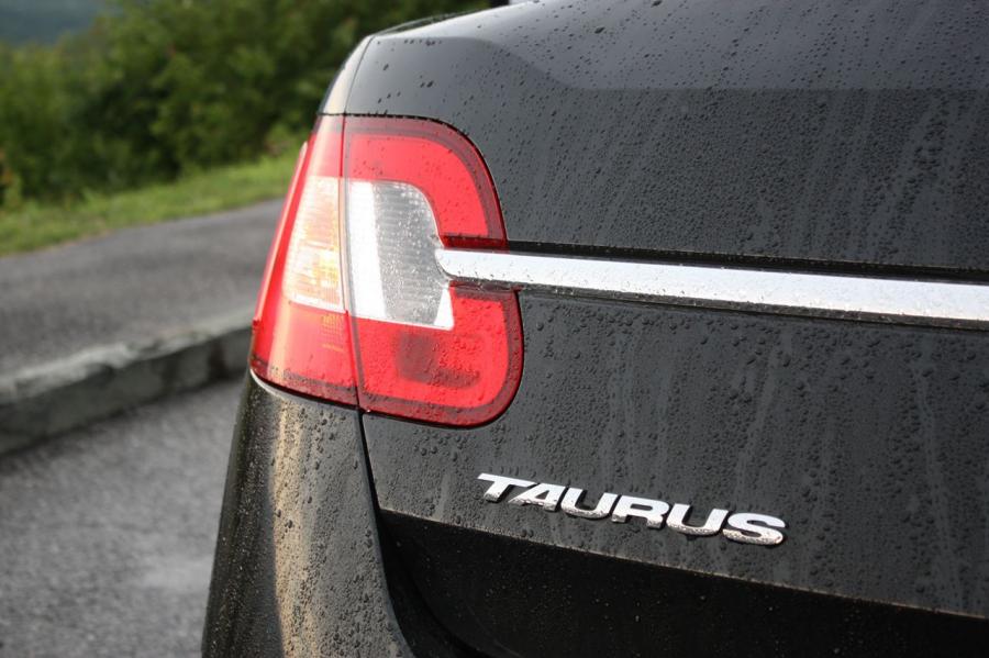  Ford Taurus 2010 года  (фото 16 из 161)